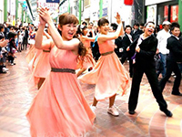 2015-4-2 岡山
アーティストメンバーが岡山の表町商店街をパレードをさせていただきました♪